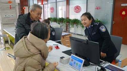 今天我當(dāng)班 | 走進(jìn)公安服務(wù)窗口 不止于“窗口”的社會經(jīng)濟(jì)咨詢服務(wù)